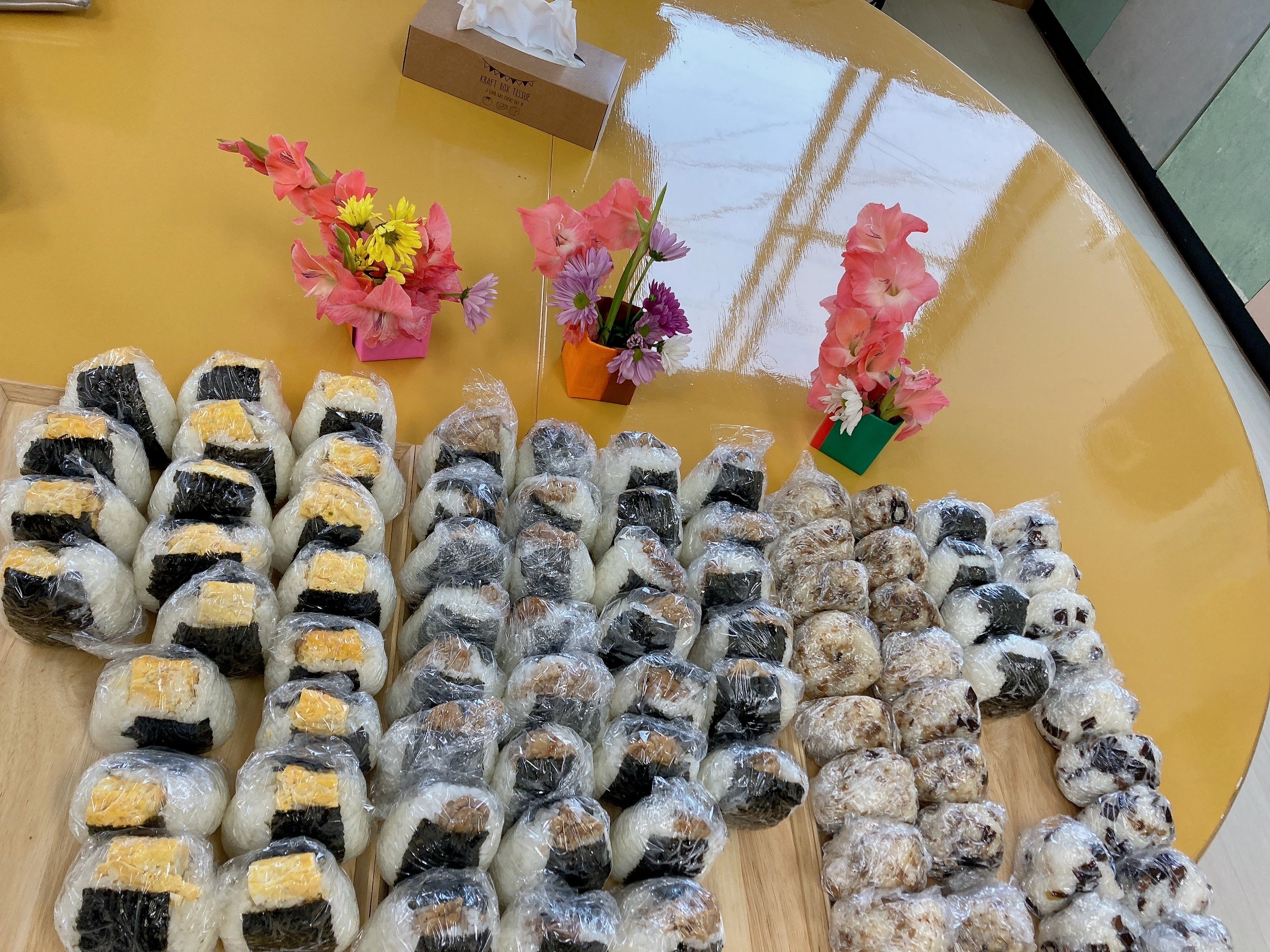 子ども食堂で準備したおむすびたち