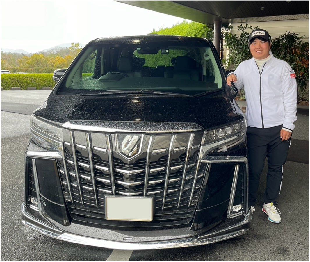 <ジョイカルジャパンが提供したアルファードと細野選手>
