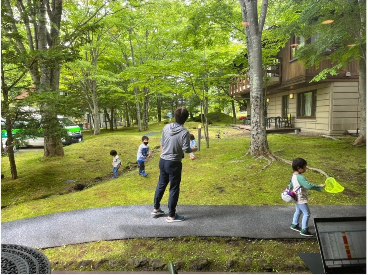 ＜軽井沢の森での非日常生活を体感しているジョイカルジャパンの従業員、昨年の様子＞