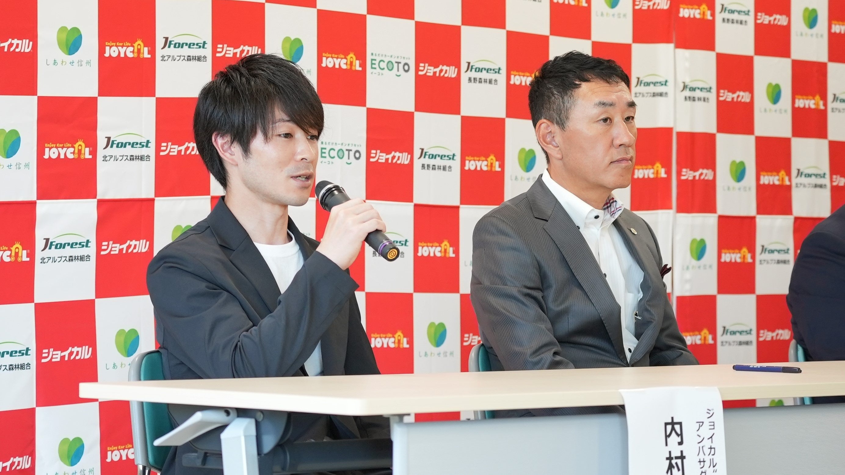 ＜締結式の様子｜左から、内村氏、早川＞