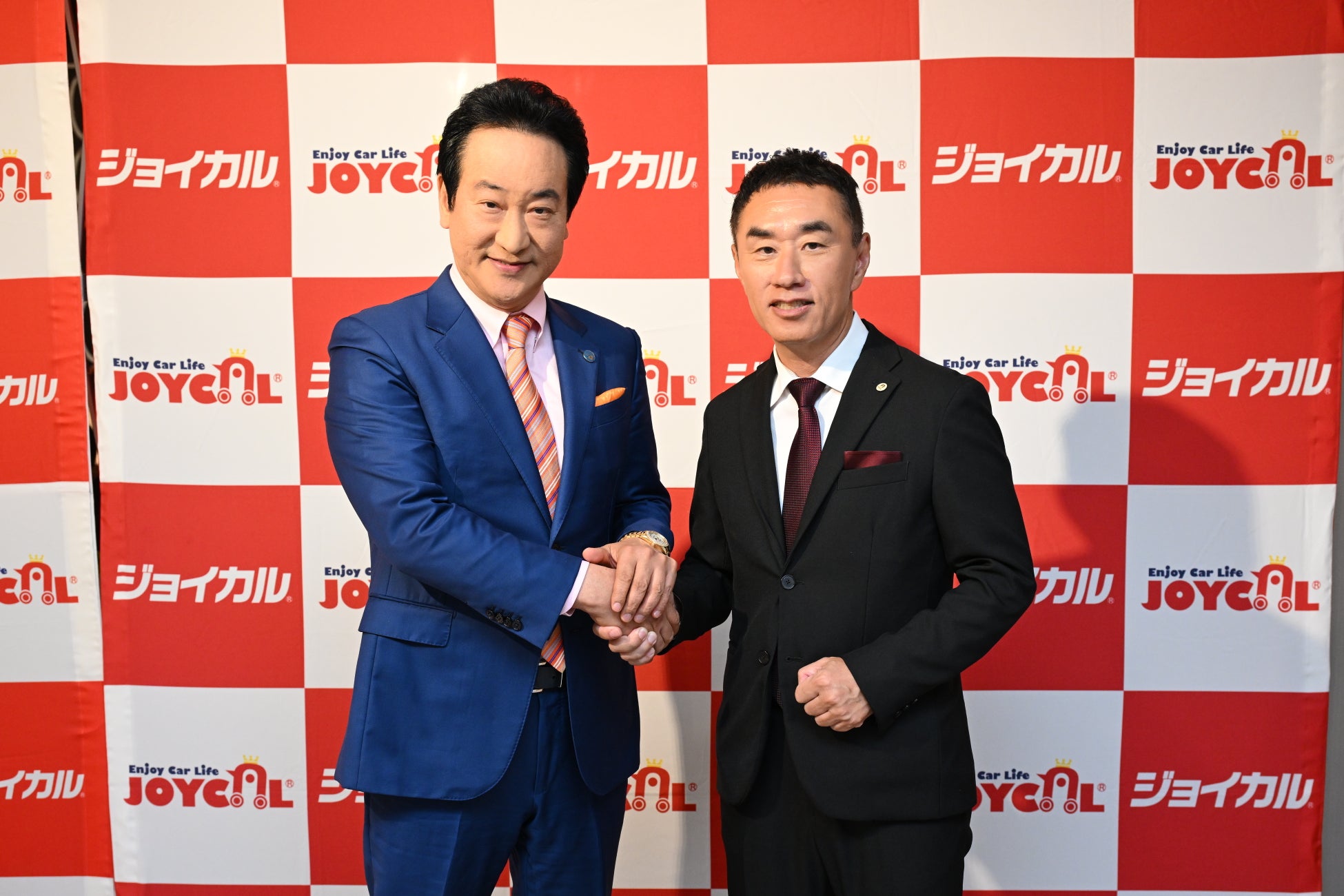 基調講演を終え、握手を交わす折口雅博氏(左)と早川由紀夫(右)