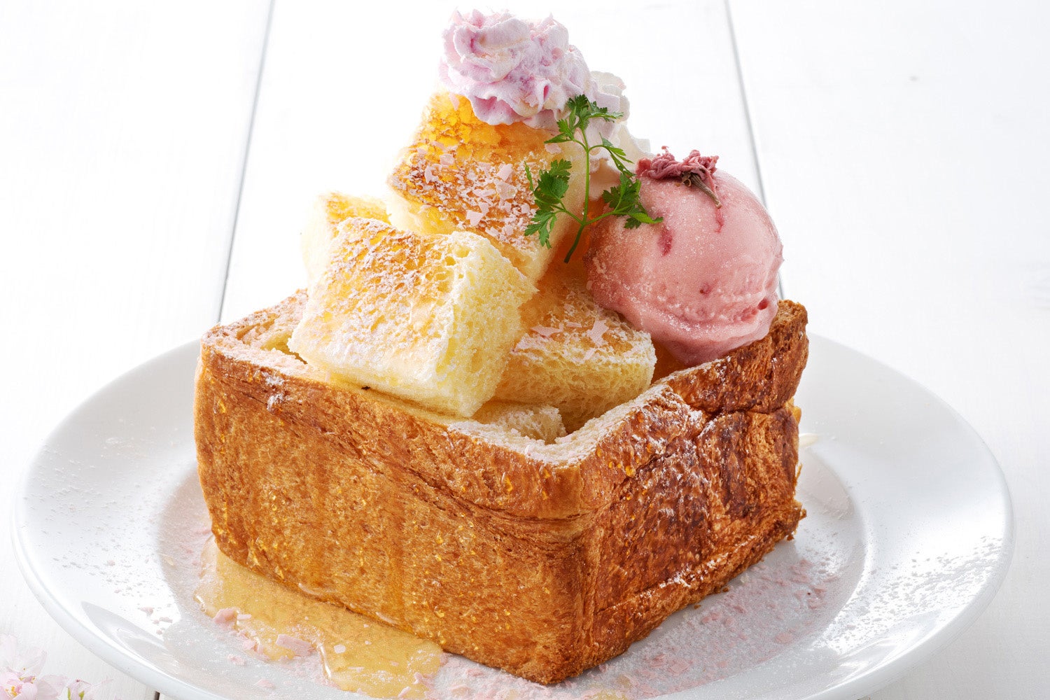 デニッシュ食パンと桜の絶妙な組み合わせを楽しんで 税込1,000円