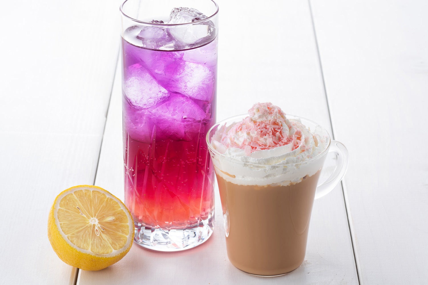 豊かな香りが魅力 祇園の夜桜レモネード 税込550円（左）  桜ミルクティー 税込500円（右）