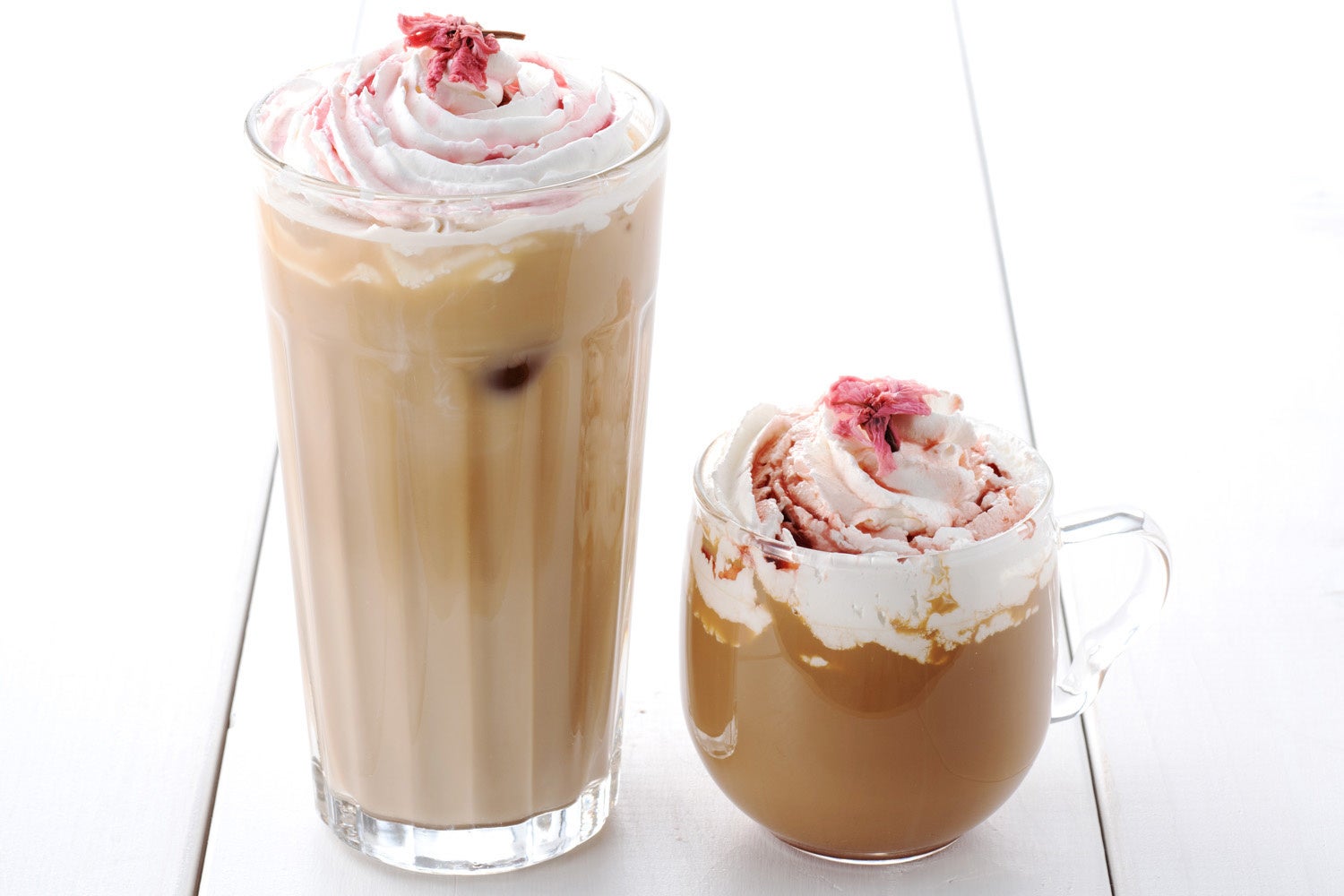 見た目も春らしい『桜ラテ』 アイス(左) ホット（右） 各税込500円