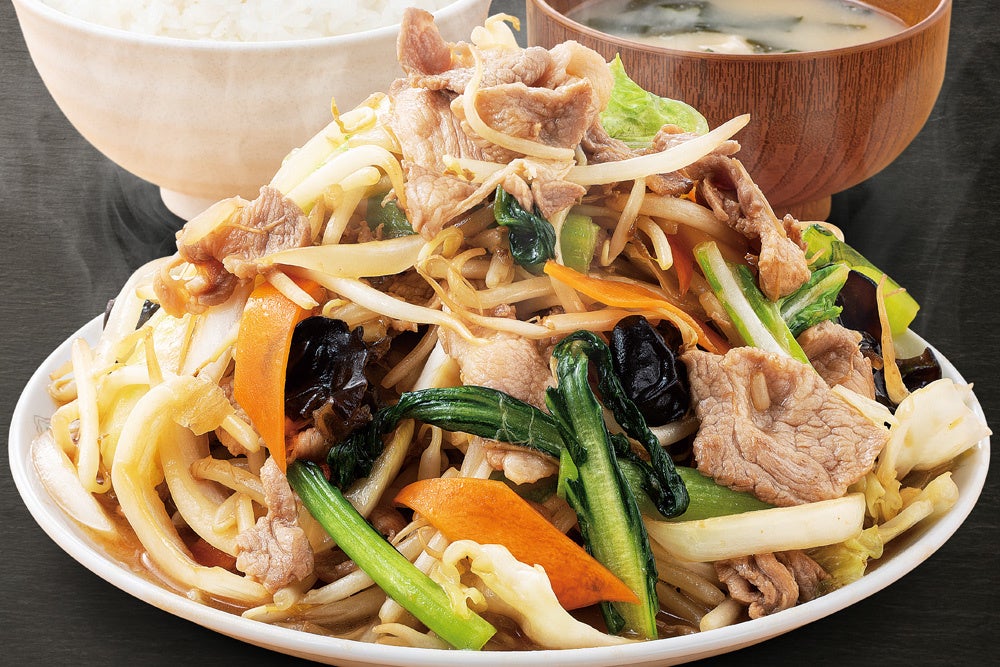 腹ペコの方にはてんこ盛りメニューもご用意「鬼盛肉野菜炒め定食（1,200円）」