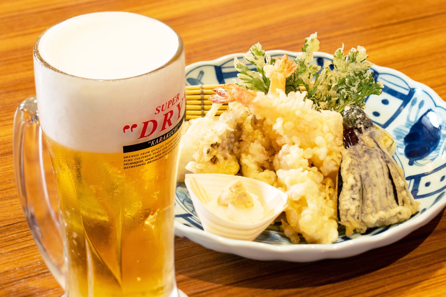 あつあつサクサクの天ぷらを肴に樽生ビールをグビっと