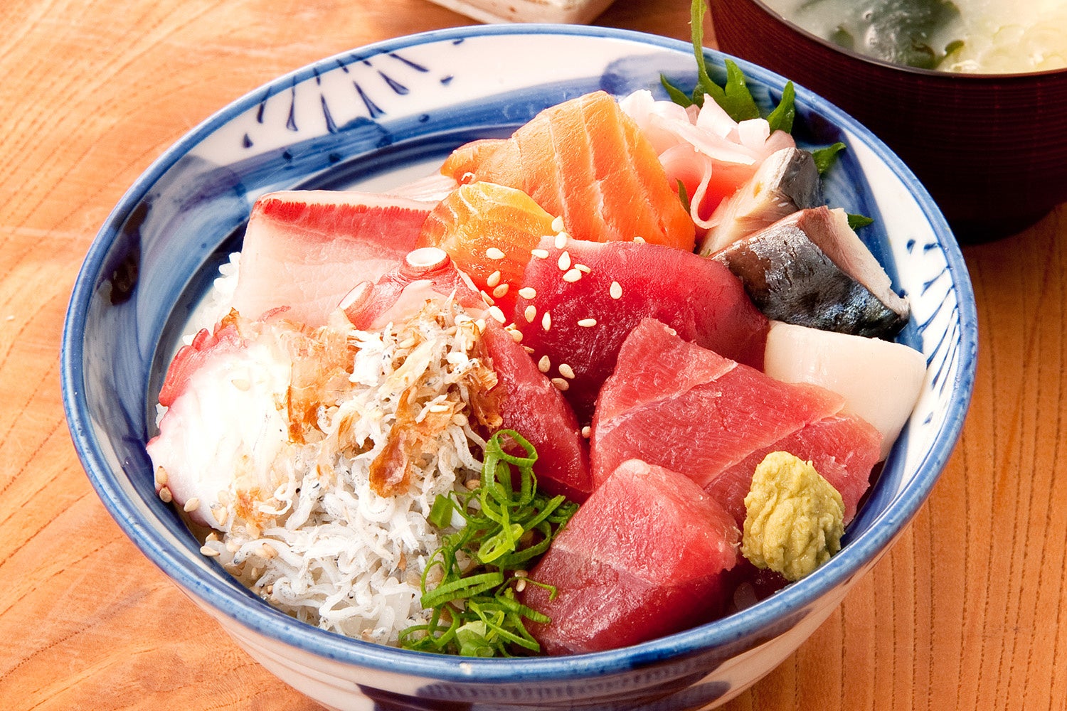 「ぶつ切り刺身まかない丼」933円（税込）