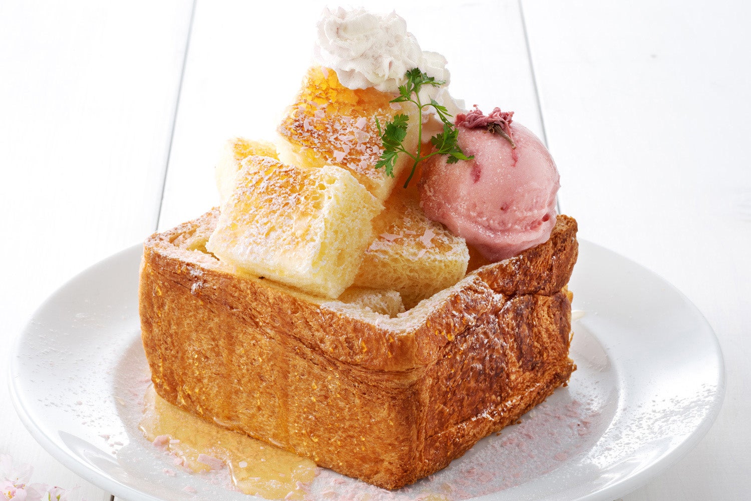 デニッシュ食パンと桜の絶妙な組み合わせを楽しんで (税込1,000円)