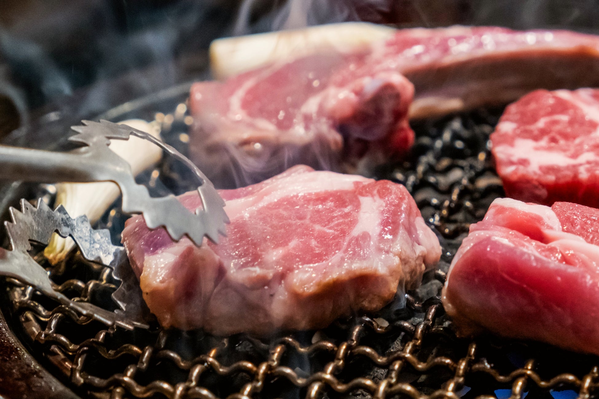 旨い羊肉を“網”で焼く