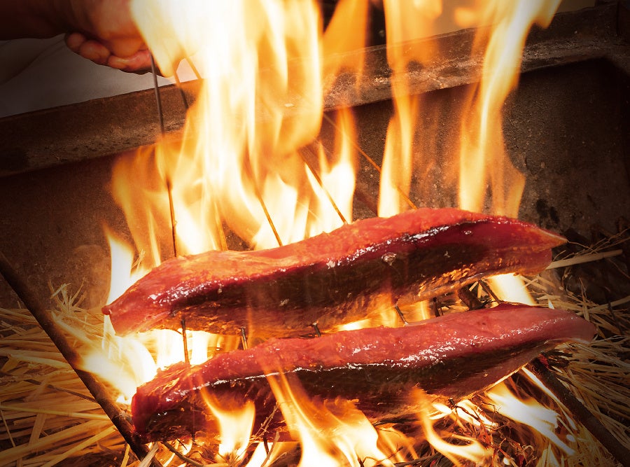 ダイナミックな炎が上がる臨場感満載のカウンターは予約必須！