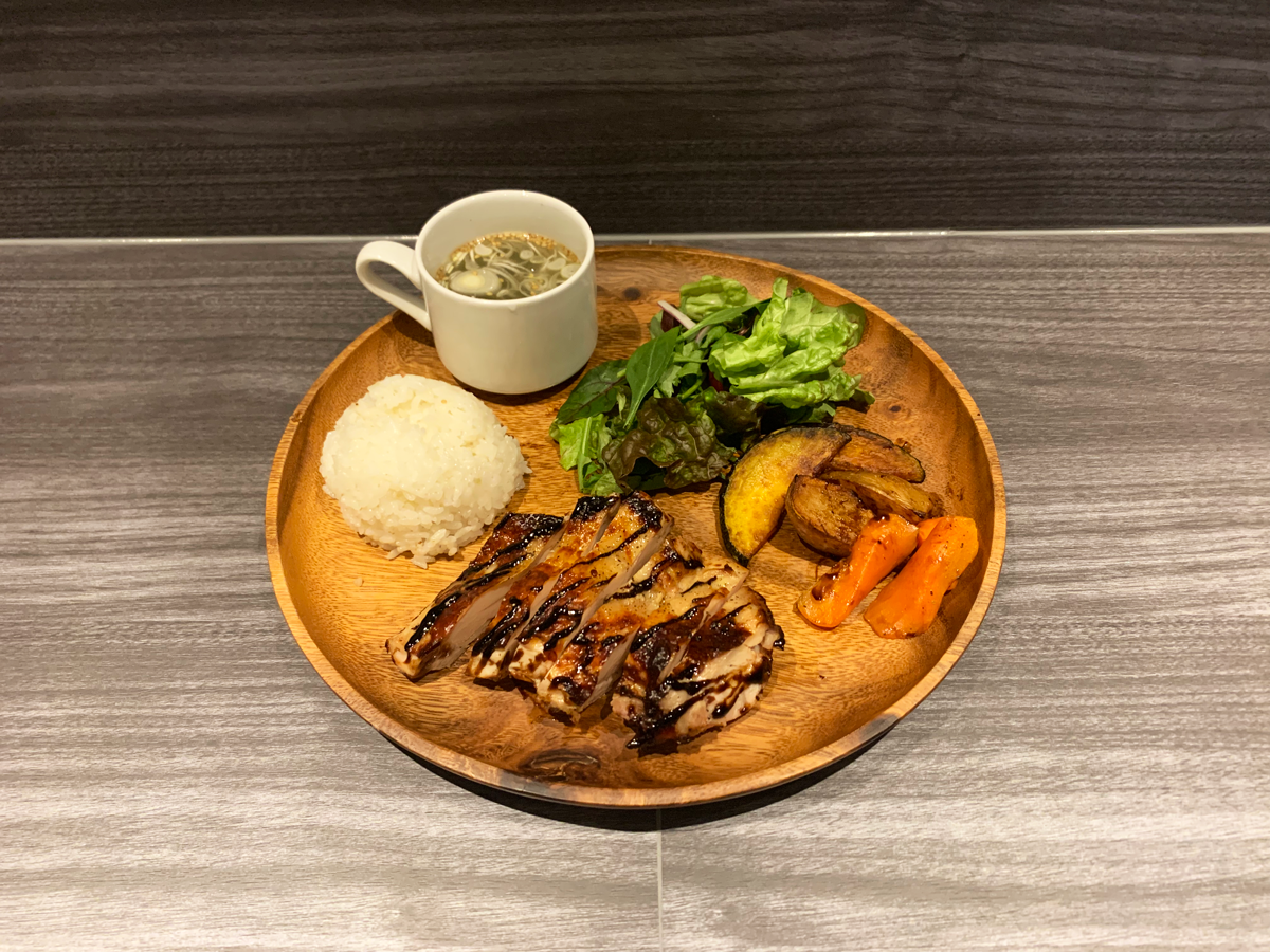 新鮮野菜とチキンのプレート