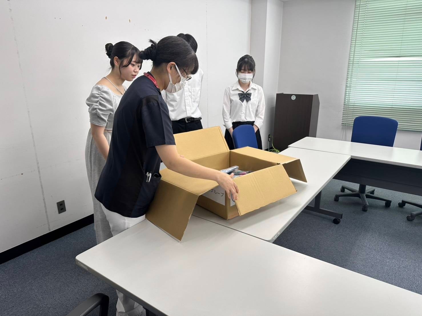 看護課長による開封作業の様子