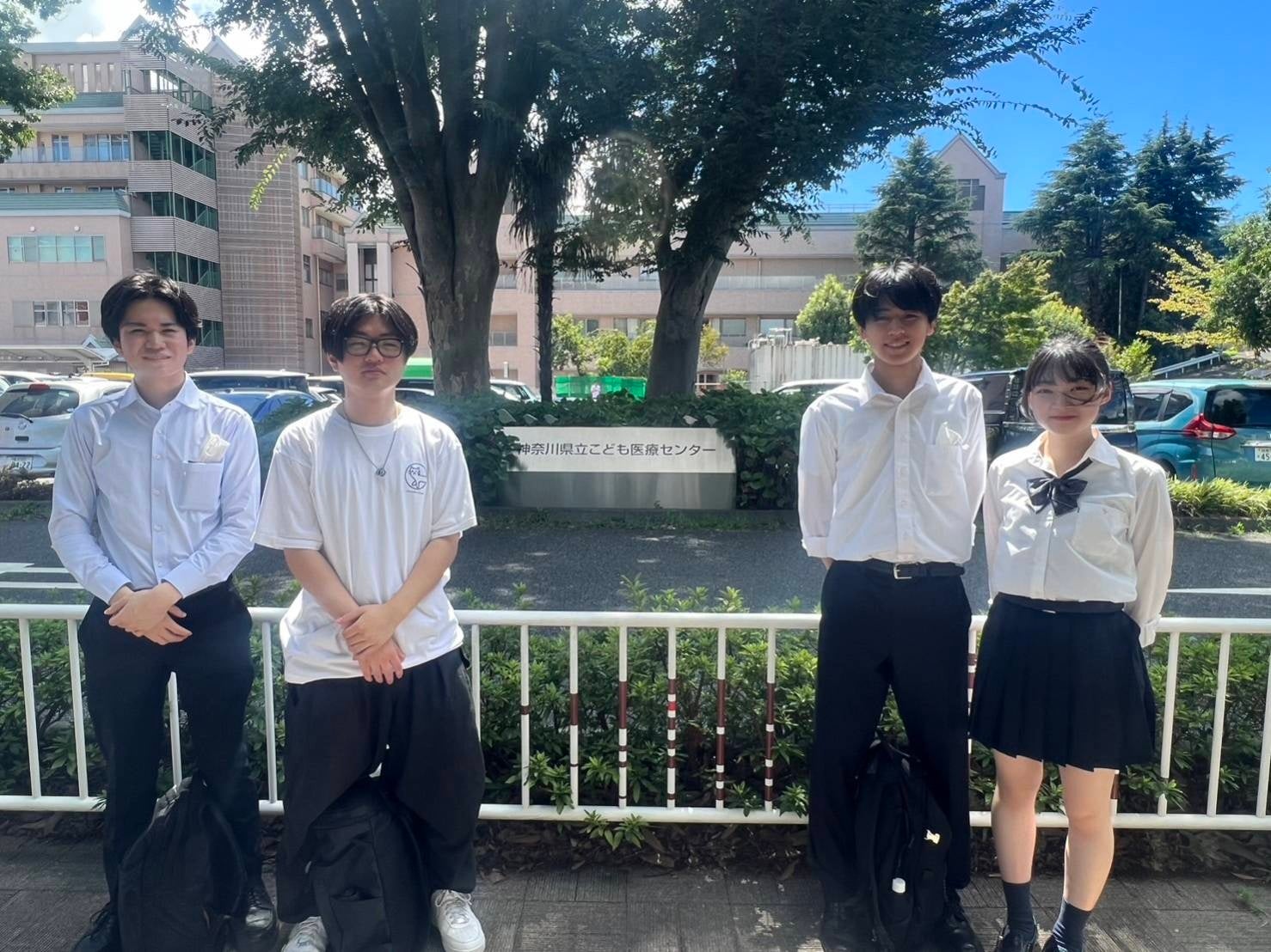 病院前での記念撮影