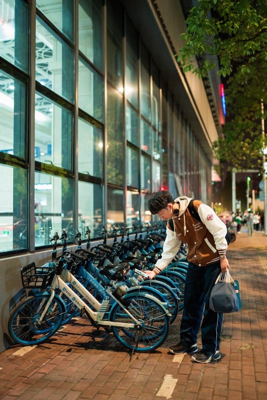 アリペイを通してシェアサイクルを利用する若者