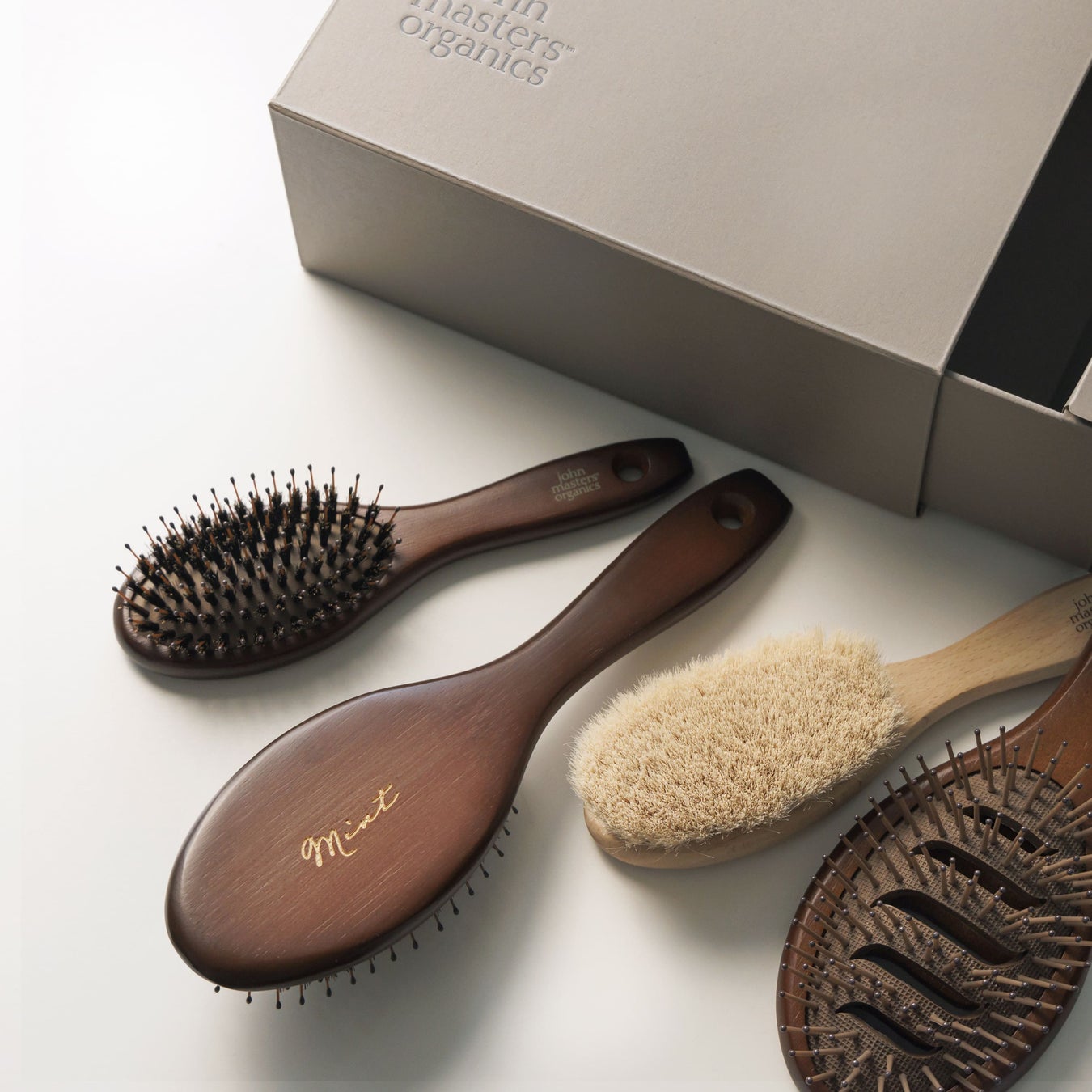 心にささるエモいギフトとは年間16万本以上 爆売れヘアブラシへ想いを刻む 刻印機 エングレー ビングラボ 株式会社ジョンマスターオーガニックグループのプレスリリース 心にささるエモいギフトとは年間16万本以上 爆売れヘアブラシへ想いを刻む 刻印機 エングレー ビングラボ 株式会社ジョンマスターオーガニックグループのプレスリリース