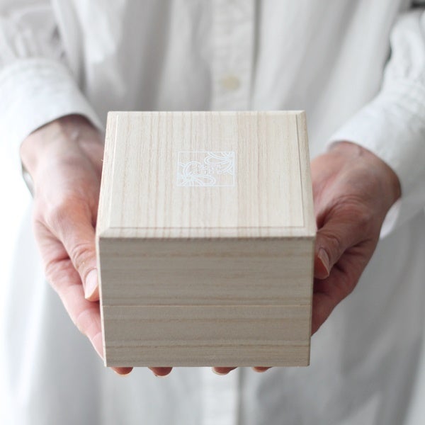 上段にお花、下段にお線香が入ります