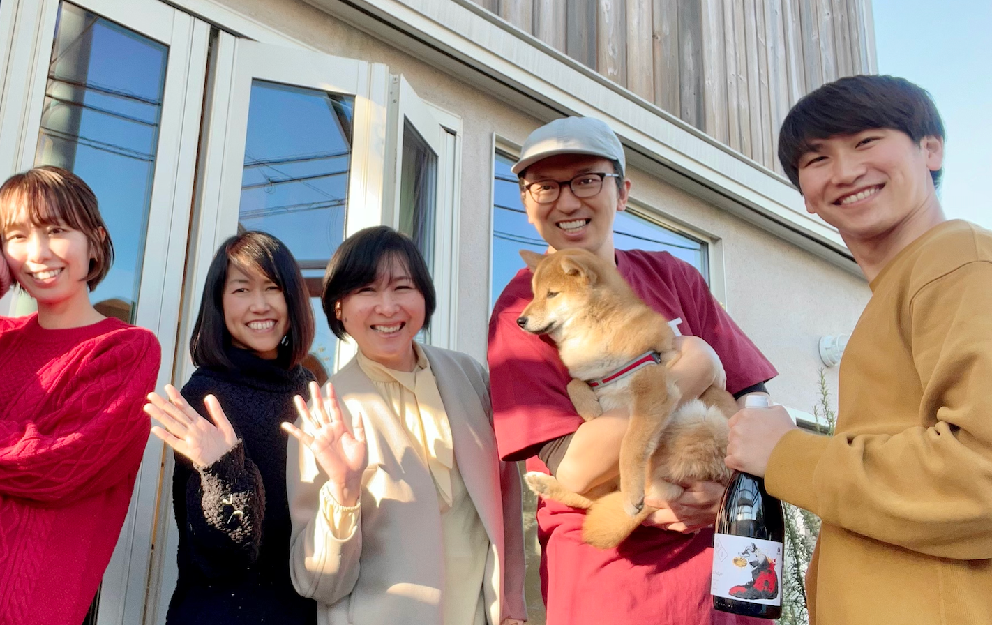 右から３人目が代表。スタッフと一緒に