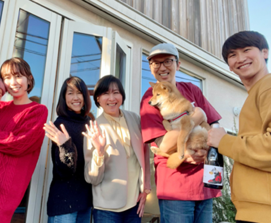ワインを愛する代表(左から３人目）とスタッフメンバー