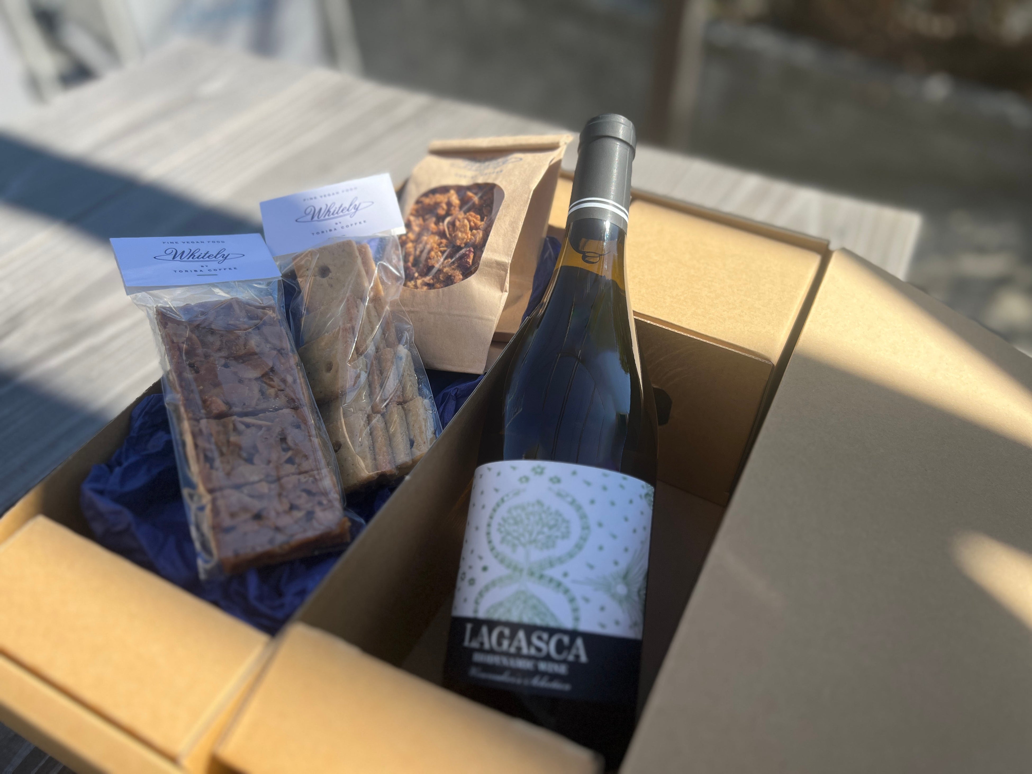 ①ハーブと果実感ある白ワイン＆ヴィーガンスイーツ３種パッケージイメージ