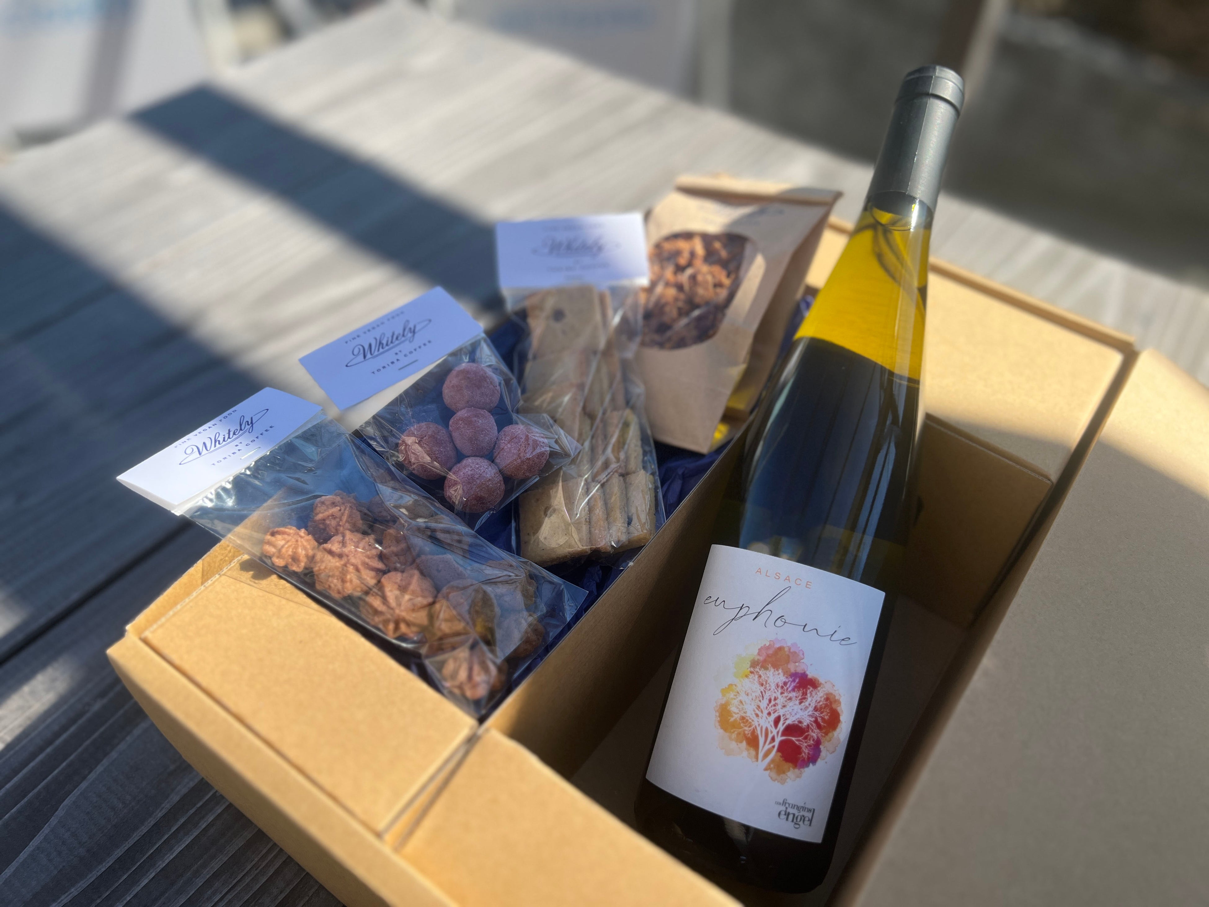 ②大人フルーティな白ワイン＆ヴィーガンスイーツ４種