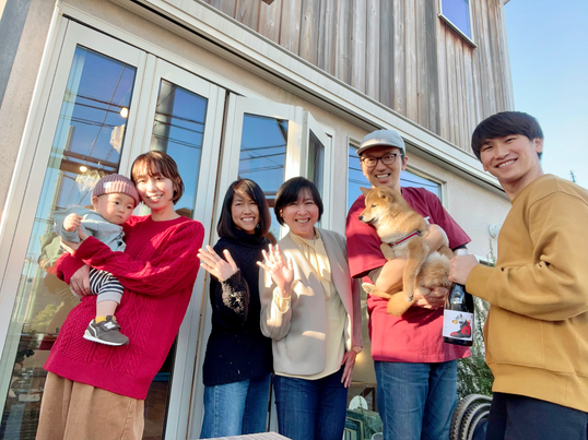 代表の鬼無（中央）とスタッフメンバー