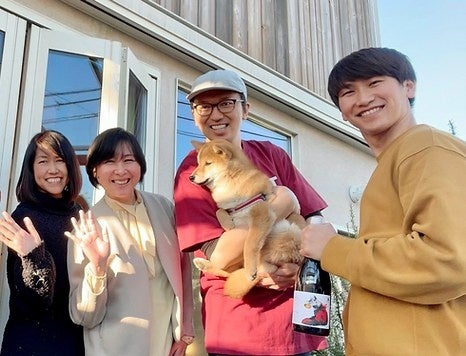 スタッフと代表の鬼無（左から2人目）