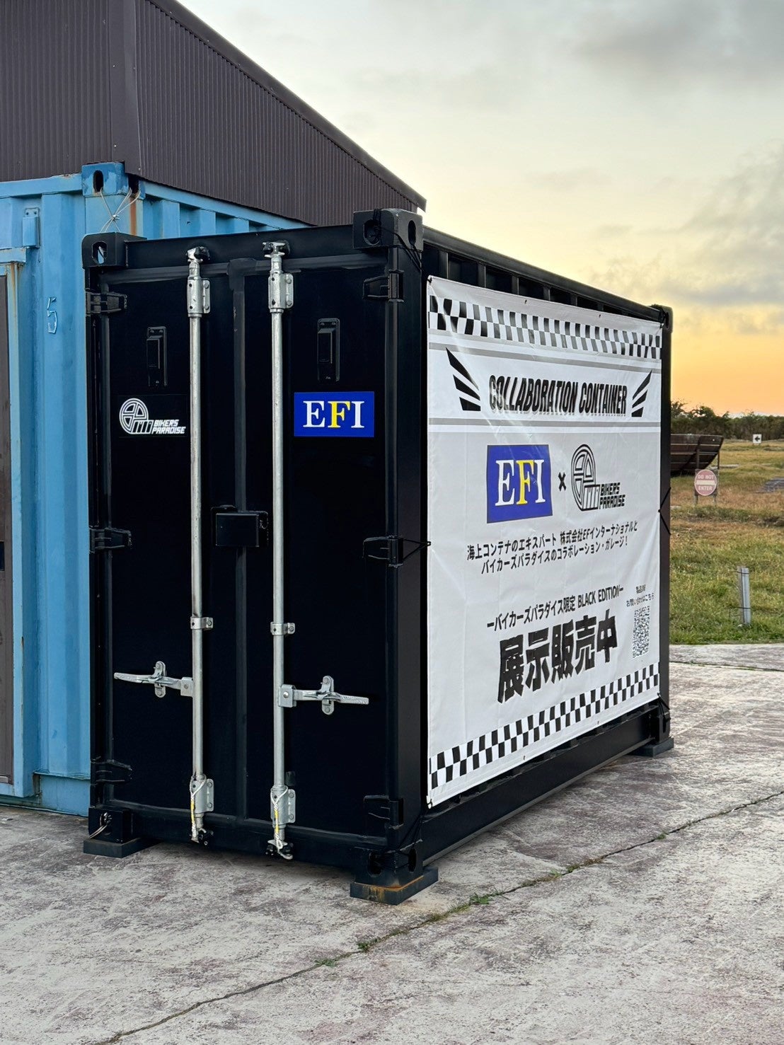 海上コンテナが、ライダーの秘密基地に。 無骨な存在感を、精悍なブラックで。バイカーズパラダイス限定「BLACK EDITION」