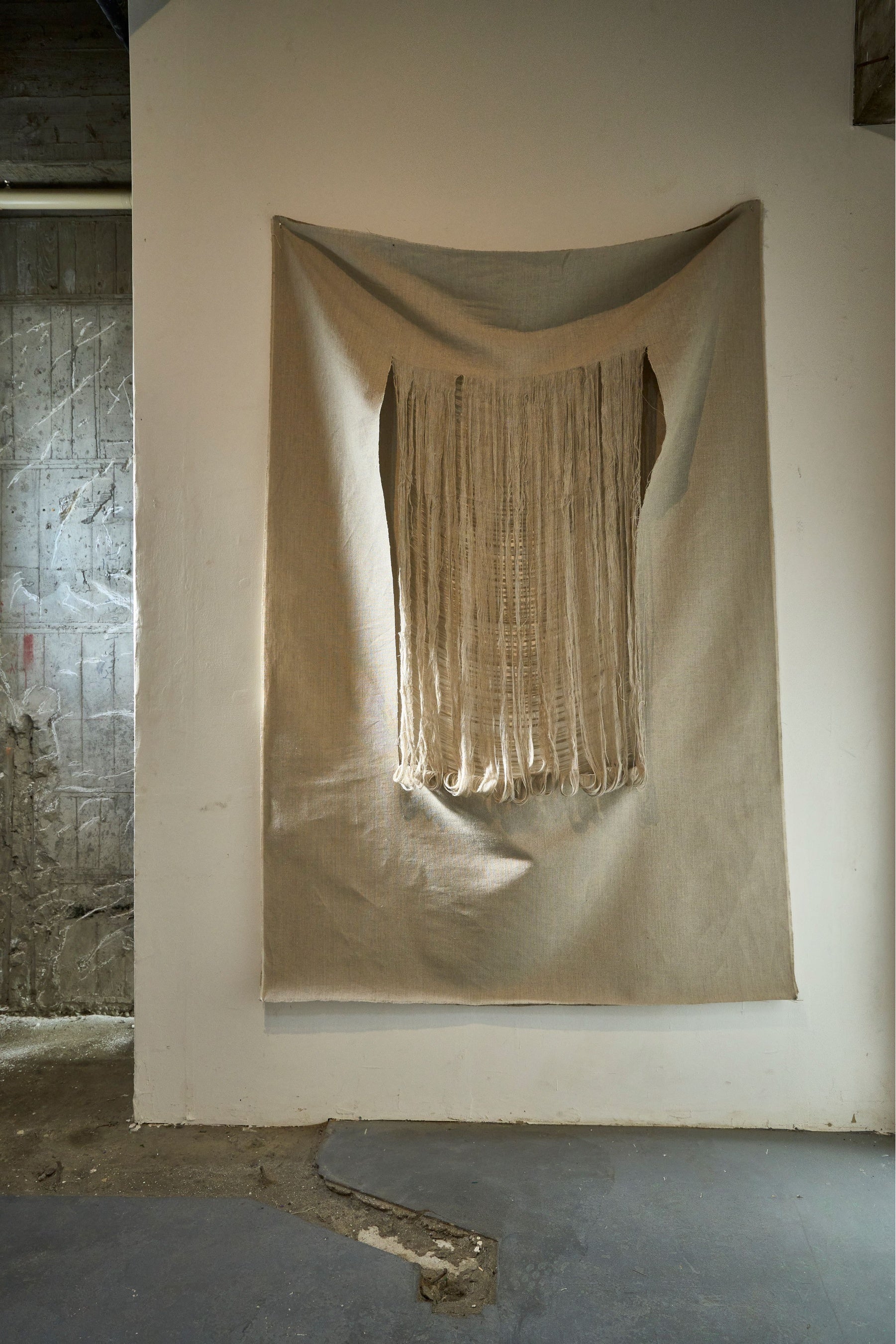 堀えりぜ「アリアドネの糸」(1973年-2022年) ）Linen, 210x140 cm　photo by 藤島亮