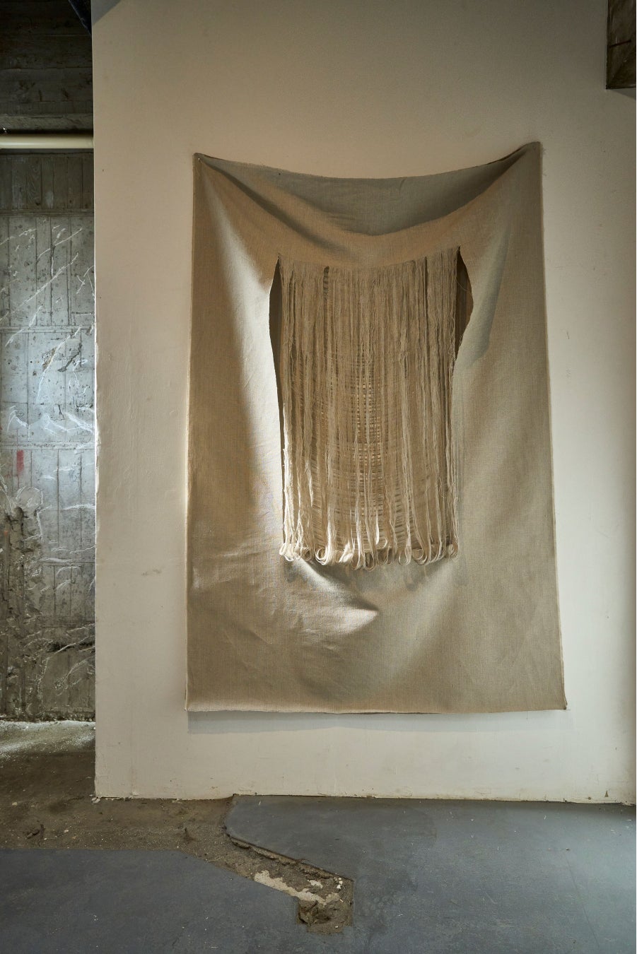 堀えりぜ「アリアドネの糸」(1973年-2022年) )Linen, 210x140 cm photo by 藤島亮