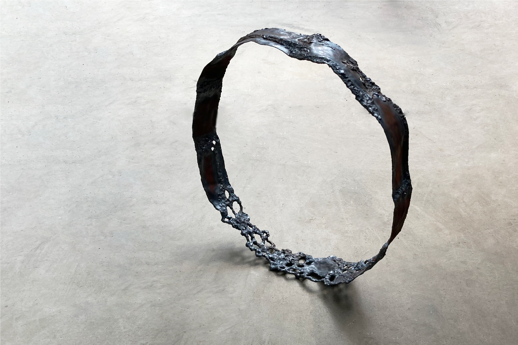 洞山舞「Re：」 (2023) Iron, 63×58.5×16cm