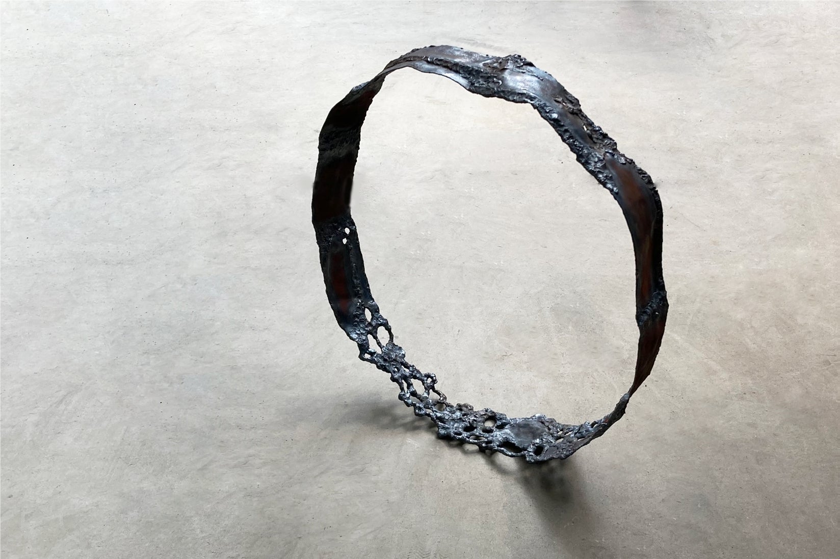 洞山舞「Re:」 (2023) Iron, 63×58.5×16cm