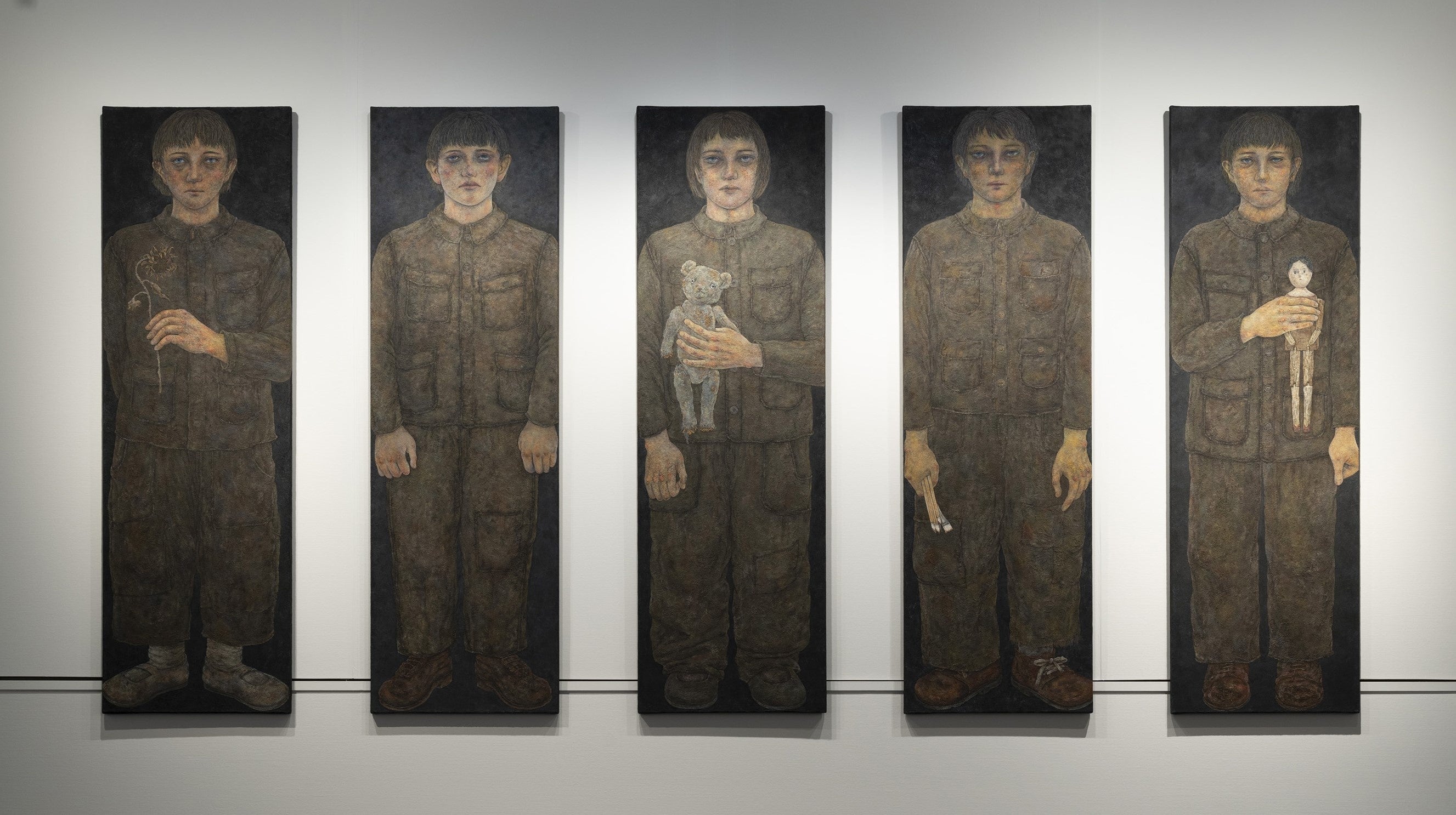 堀江栞《後ろ手の未来#2−#6》　和紙、岩絵具、194×60×3.5cm（5枚）、2021年 （画像：「生誕110年 松本竣介／小企画：堀江 栞—触れえないものたちへ」神奈川県立近代美術館 鎌倉別館（2022）展示風景）