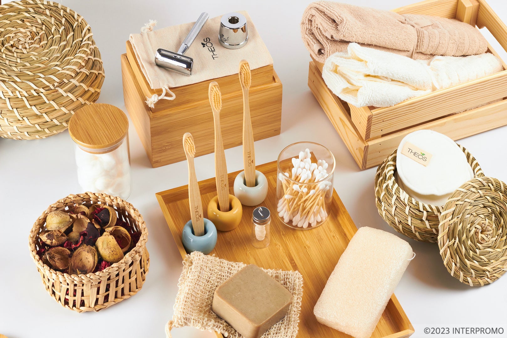 THEOSは可能な限りプラスチックを使用しないエコ商品をカテゴリー別（パーソナル・ハウスケア、キッチンウェア、パーソナルスタイル、ホテルアメニティなど）に開発し販売を展開していきます