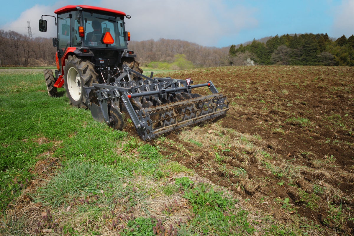 緑肥の鋤き込みも高速で行える