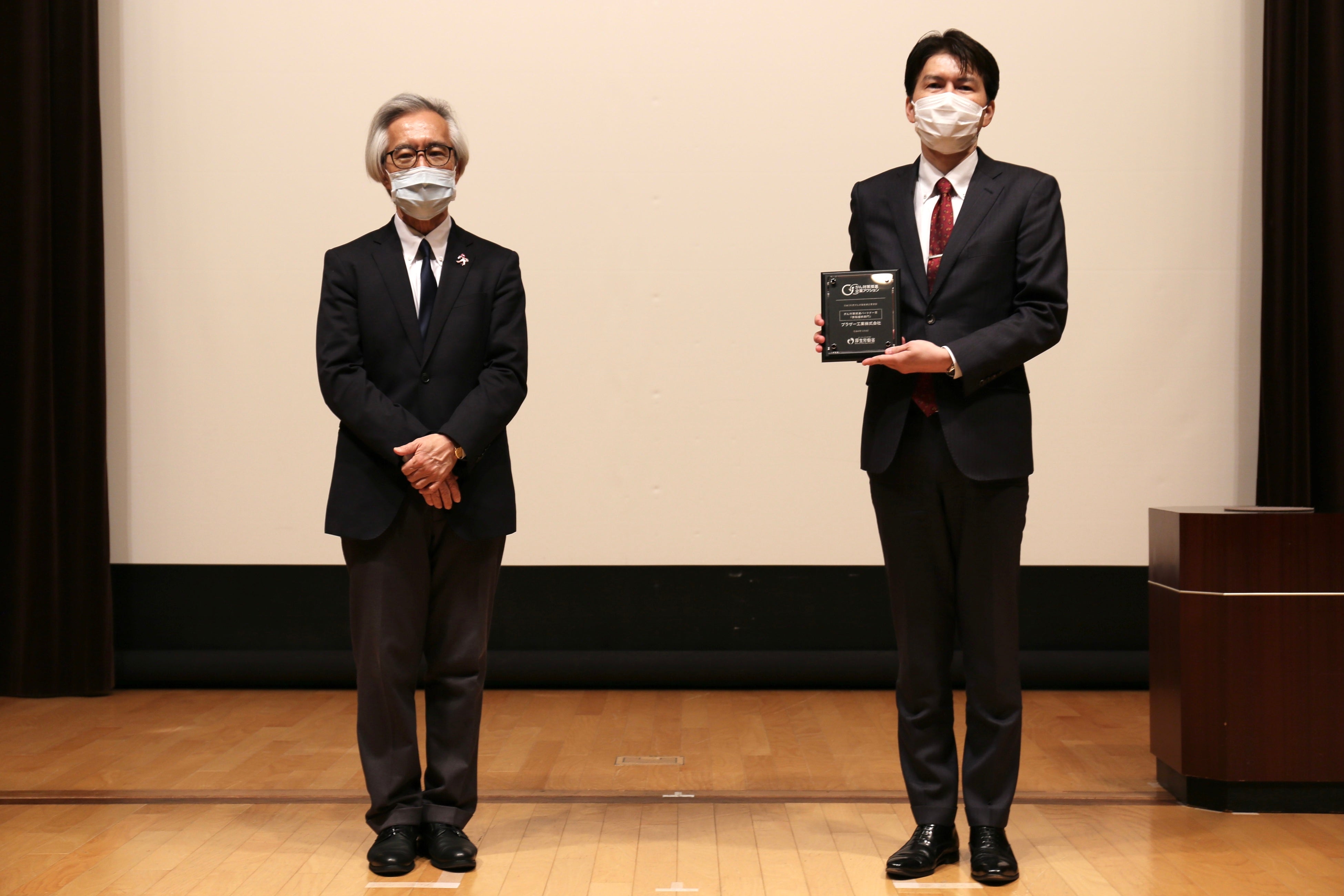表彰式にて（右：ブラザー工業統括産業医 上原正道）