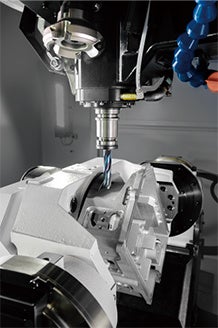 傾斜ロータリーテーブルが90度傾倒することで、 ワーク側面の加工が可能に