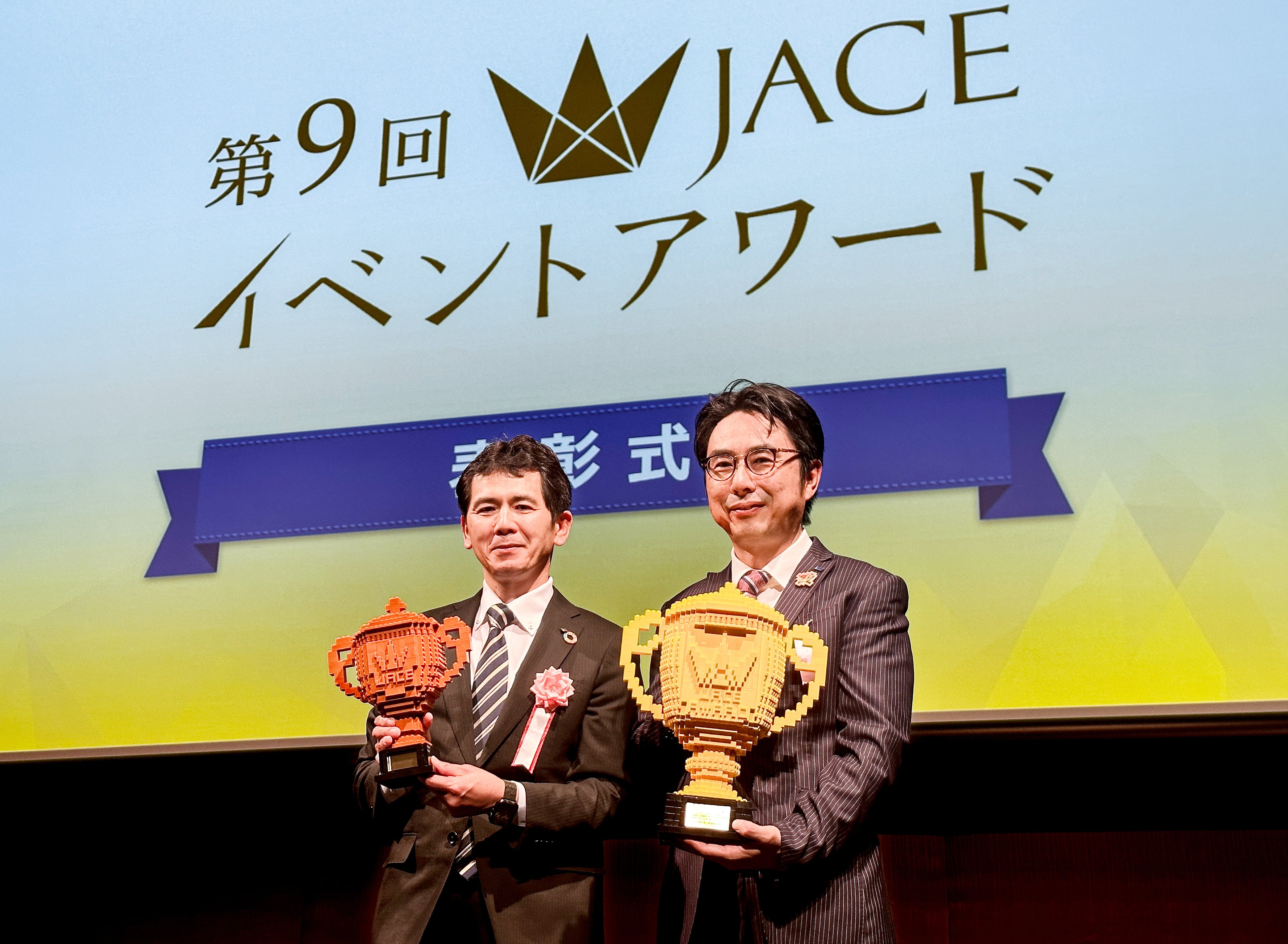 表彰式での様子 （左から、東山動物園 山口浩明園長、ブラザー工業(株) 岩田俊夫チーム・マネジャー）