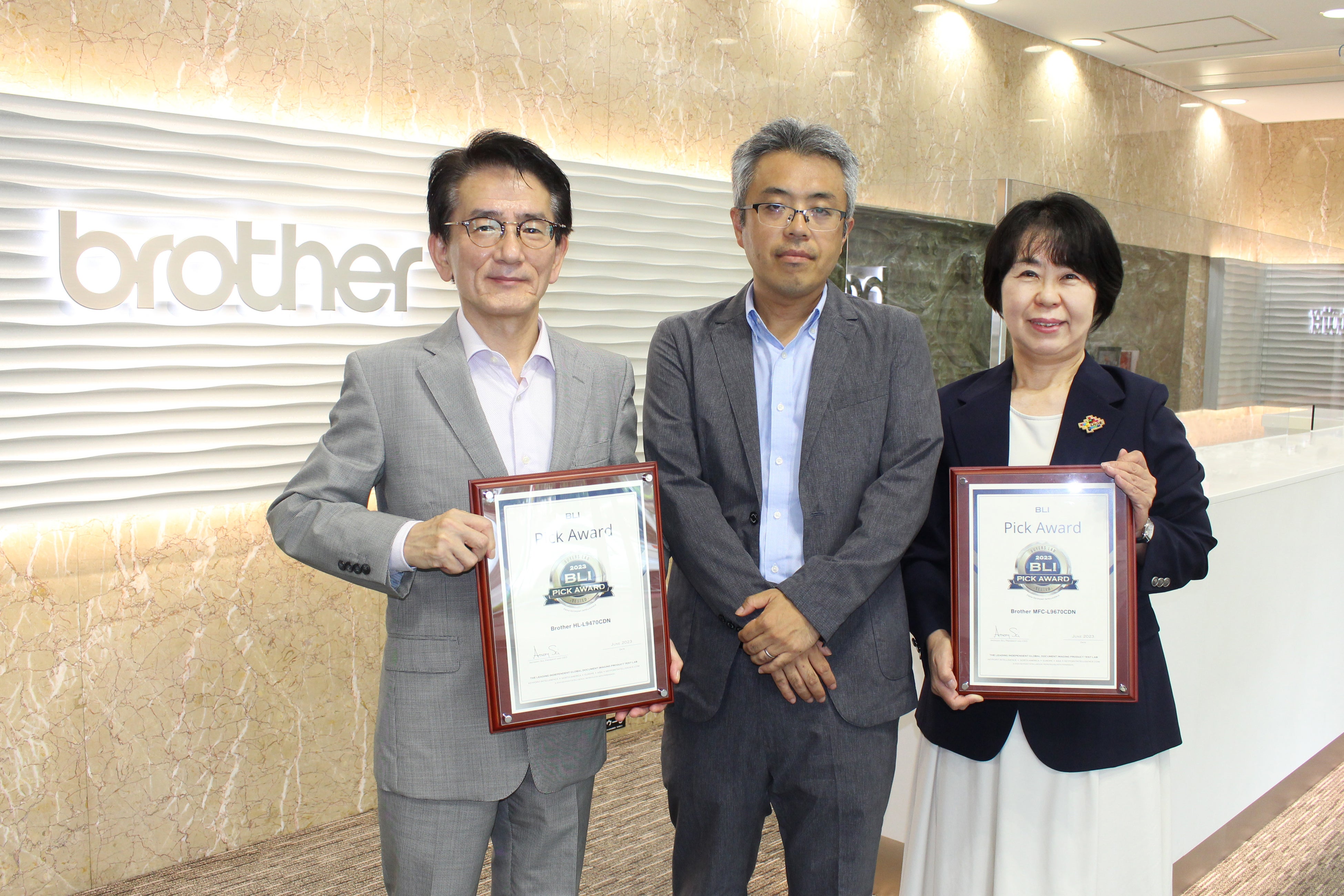 授賞式にて （左から、ブラザー工業(株) 代表取締役 専務執行役員 桑原悟氏、(株)キーポイントインテリジェンス 取締役 山内亨氏、 ブラザー工業(株) 常務執行役員 岩垂友美子氏）