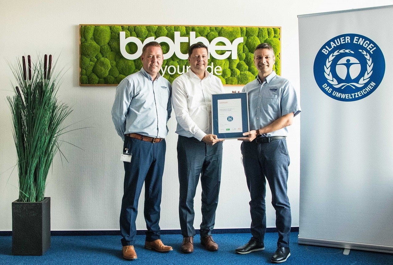 ブルーエンジェル認証の授与（ブラザーインダストリーズ(スロバキア)にて）