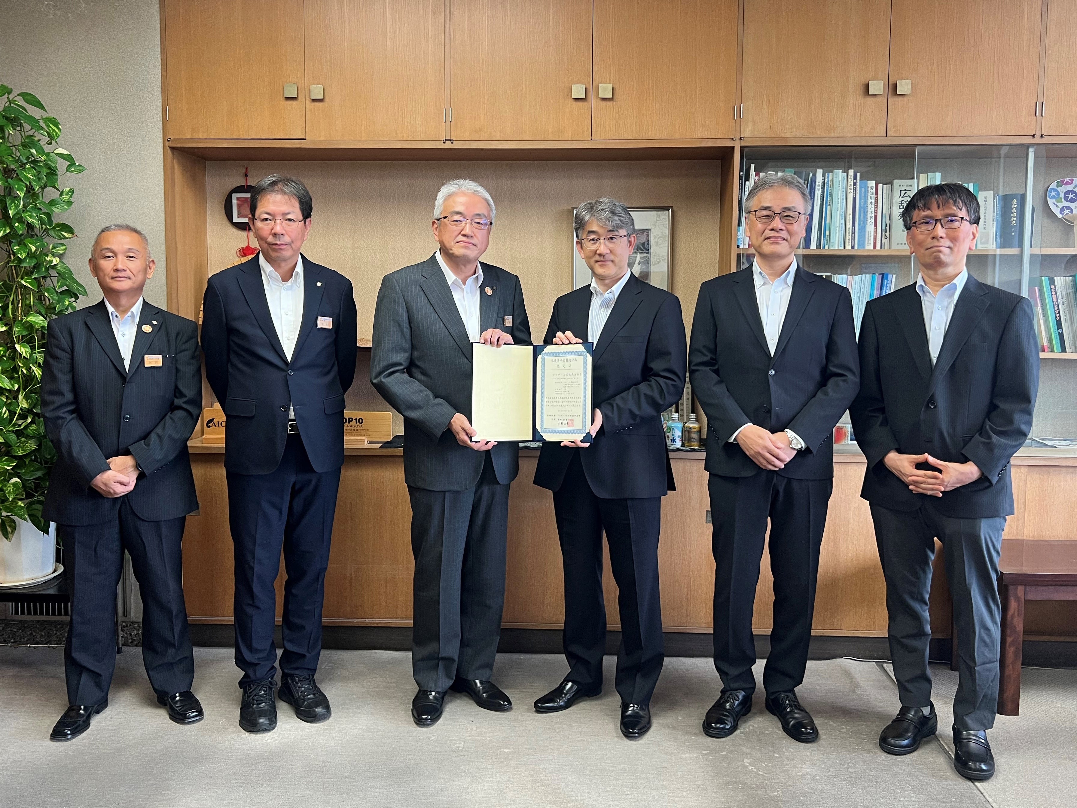 認定証の授与（左から、愛知県環境局地球温暖化対策課長 永井敏和氏、愛知県環境局地球温暖化対策監 木村豊氏、愛知県環境局長　川村正人氏、ブラザー工業(株) 新規事業推進部長 安井邦博、今井浩司、菅股裕樹）