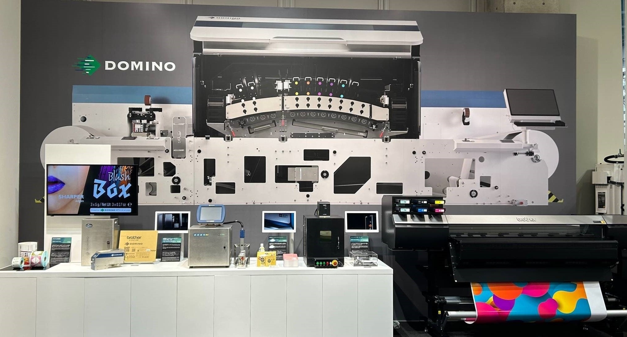 ドミノ製品の紹介とワイドフォーマットプリンターの展示