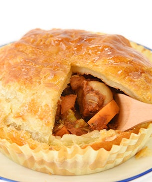 ビーフシチューのポットパイ