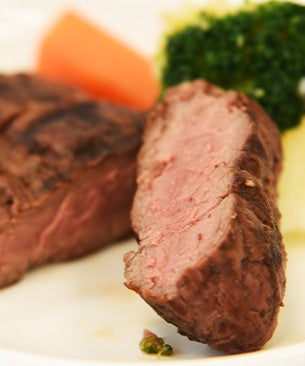 カンガルー肉のグリエ3種の野菜添え