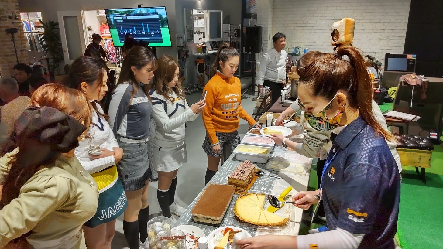 食事をしながら楽しむ参加者