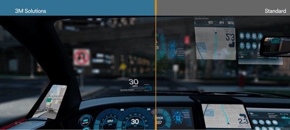 フロントガラスのディスプレイの映り込みを防ぐ ＜左：「ライトコントロールフィルム」有　右：無＞