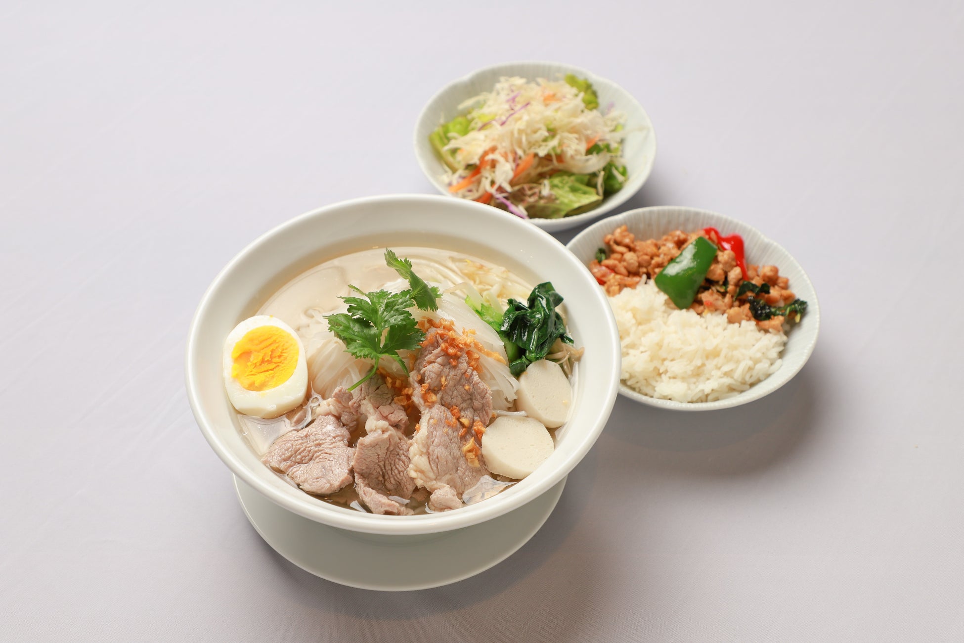 バンコクラーメン(ランチはミニガパオ・サラダ付き)