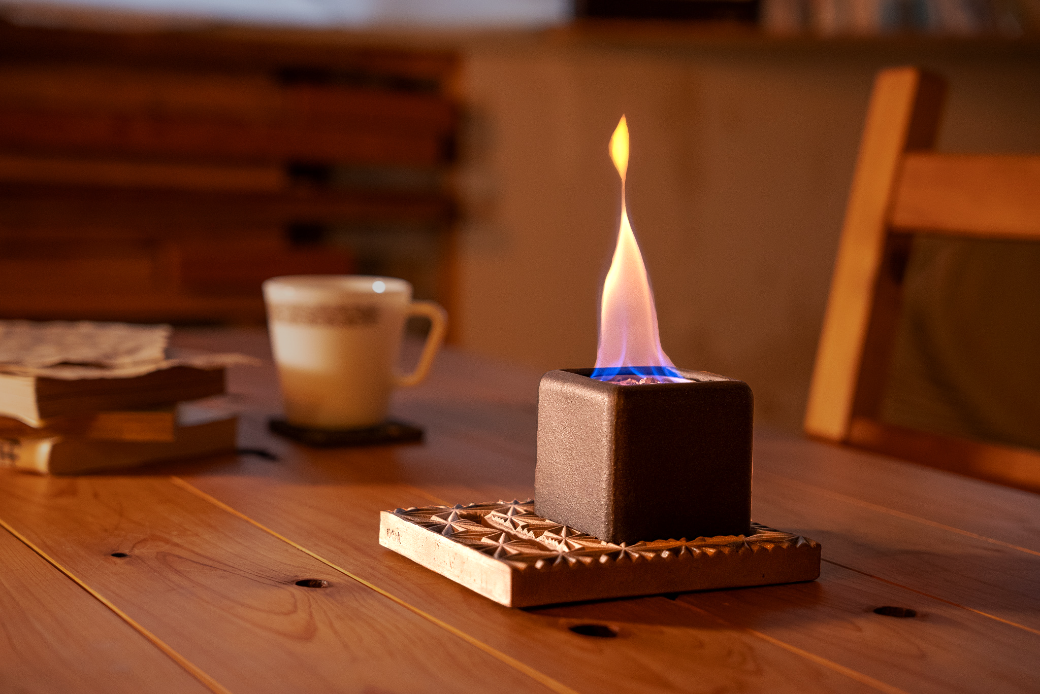 お部屋で炎を楽しめるアルコール焚火台「燈瓦（とうが）」
