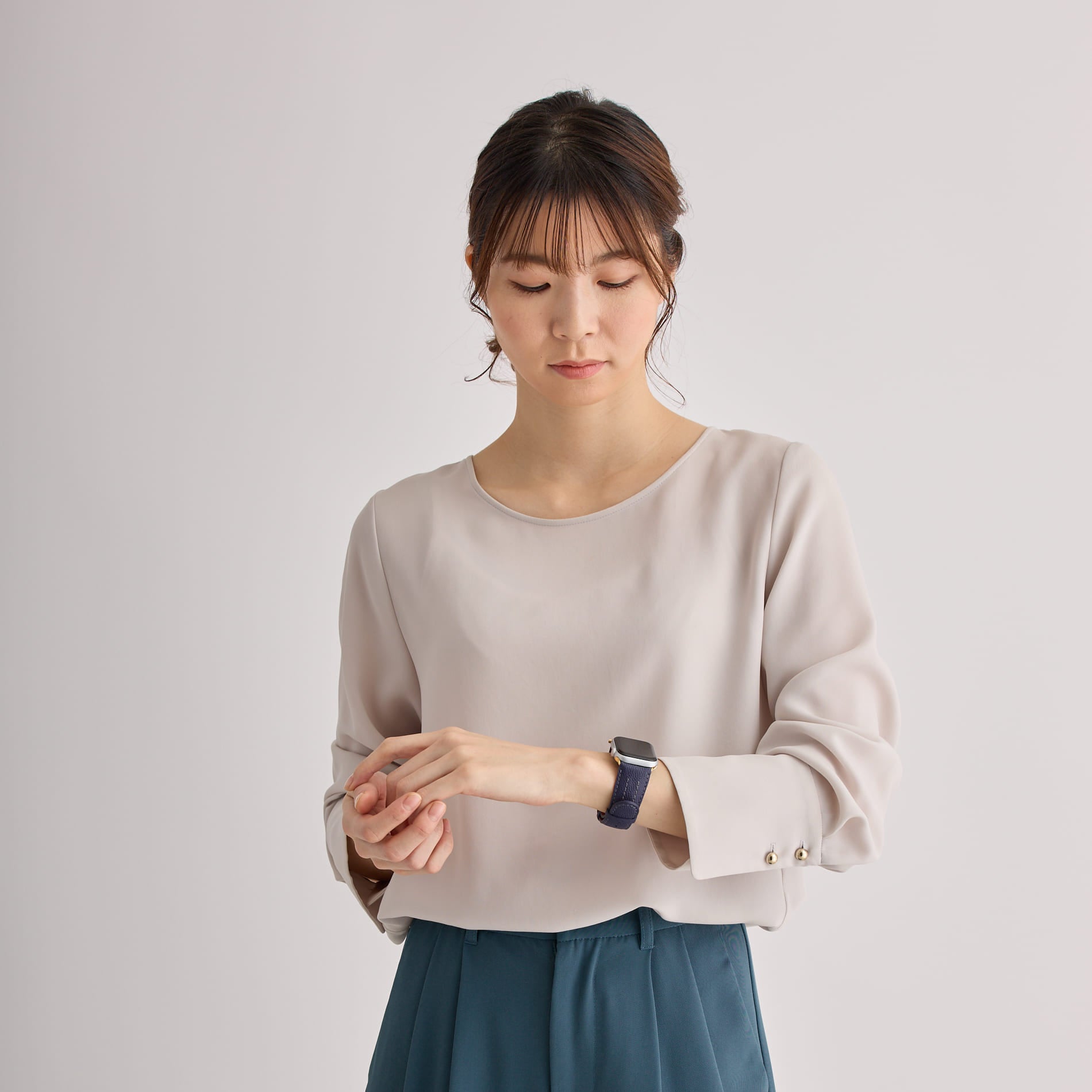 インクブルー×シルバー女性着用写真1