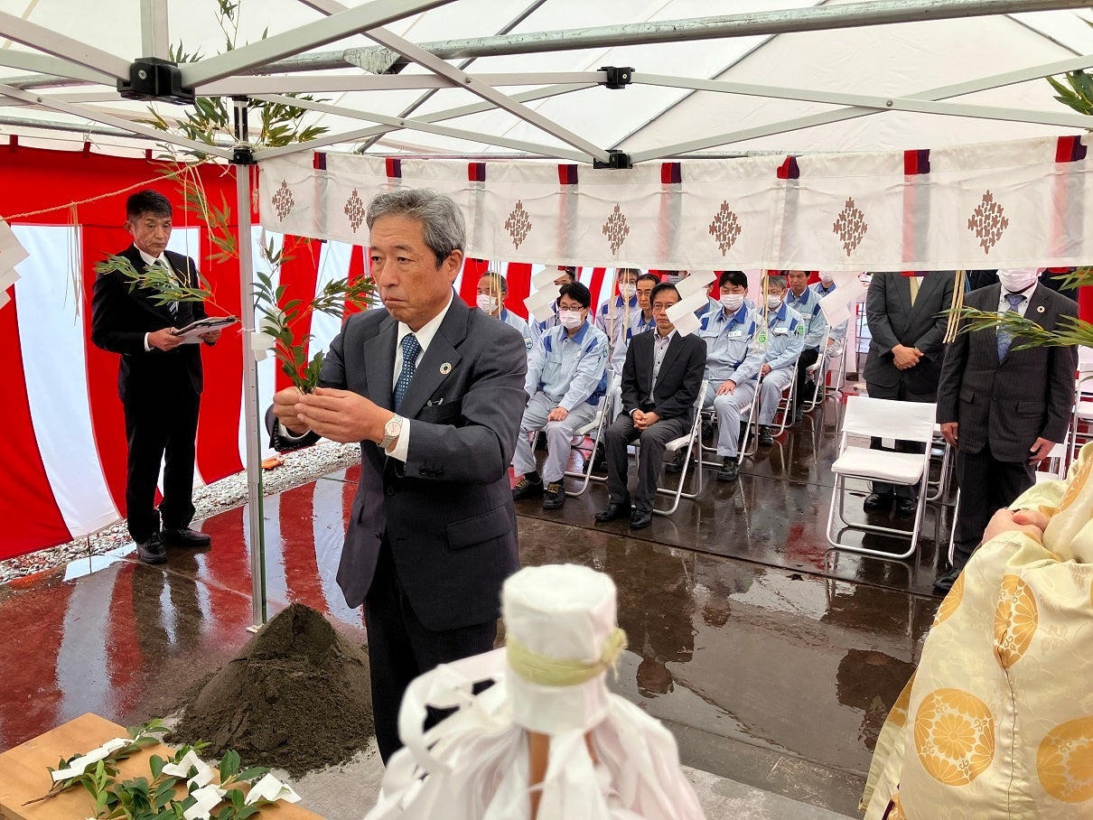 玉串奉奠する当社社長　田中利一