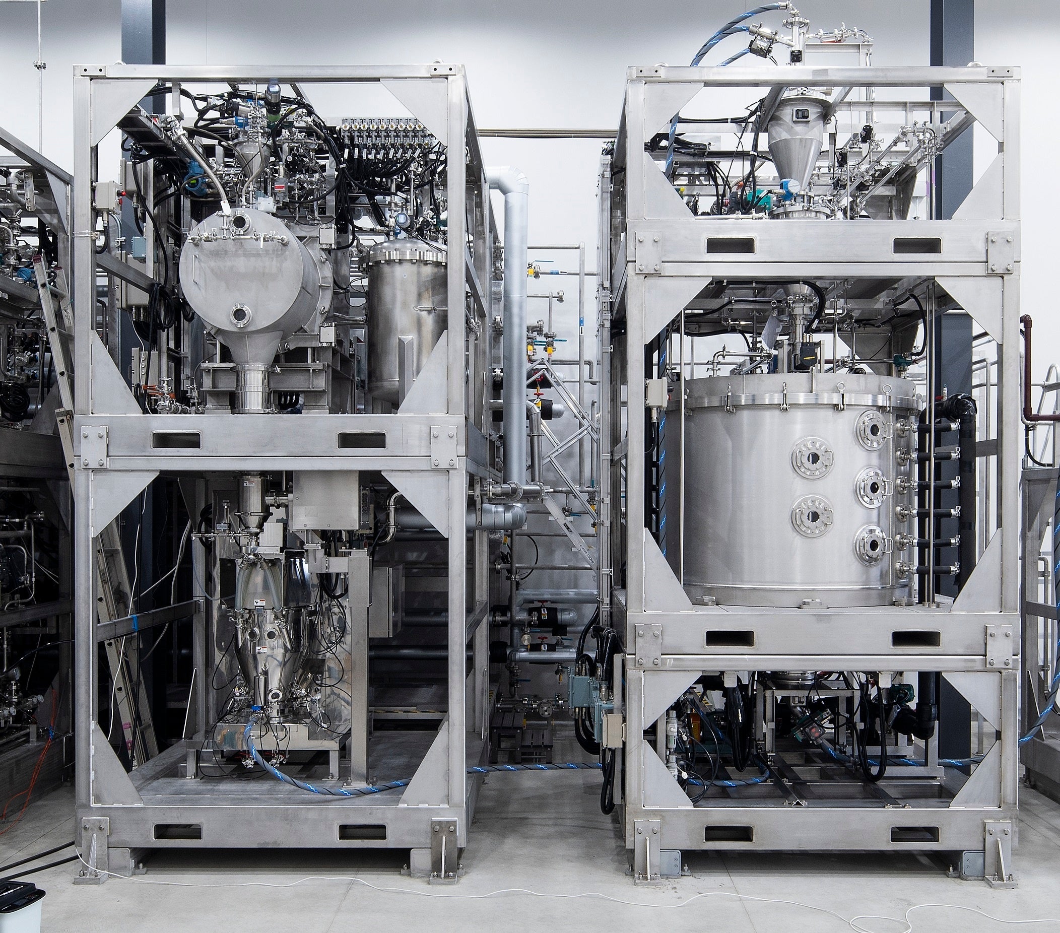 （左）ろ過機「CURUPO®」（クルポ）　 （右）連続棚段乾燥機「プレートドライヤー」